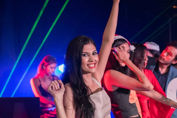 Adolescentes estão comemorando na festa da noite . — Fotografia de Stock