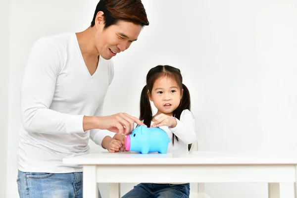 Os pais estão ensinando as crianças a economizar dinheiro . — Fotografia de Stock