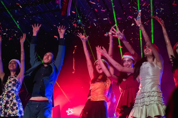 Gençler gece partide kutluyoruz.