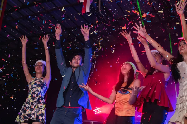 Los adolescentes están celebrando en la fiesta nocturna . — Foto de Stock