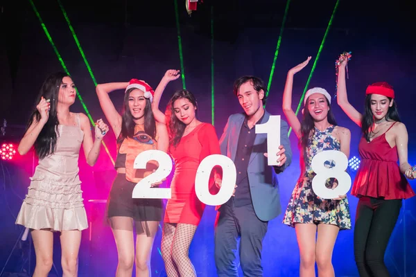 Adolescentes estão comemorando na festa da noite . — Fotografia de Stock