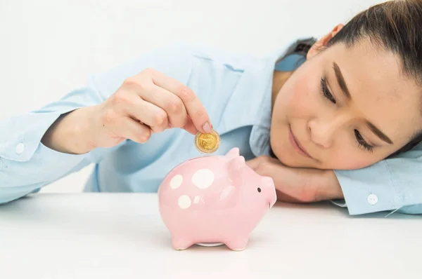 Women are collecting money in a piggy bank. — Stock Photo, Image