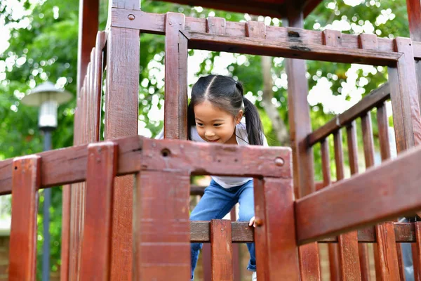 La ragazza sta giocando nel parco . — Foto Stock