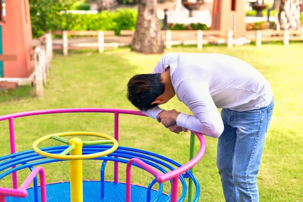 Un bravo ragazzo che fa attività nel parco . — Foto Stock