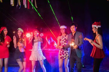 Gençler gece partide kutluyoruz.