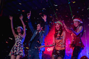 Gençler gece partide kutluyoruz.