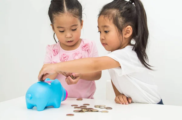 Parents are teaching children to save money. — Stock Photo, Image