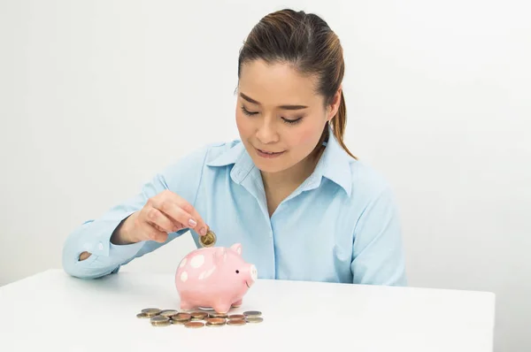 Women are collecting money in a piggy bank. — Stock Photo, Image