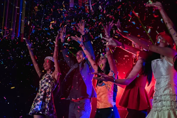 Adolescentes estão comemorando na festa da noite . — Fotografia de Stock