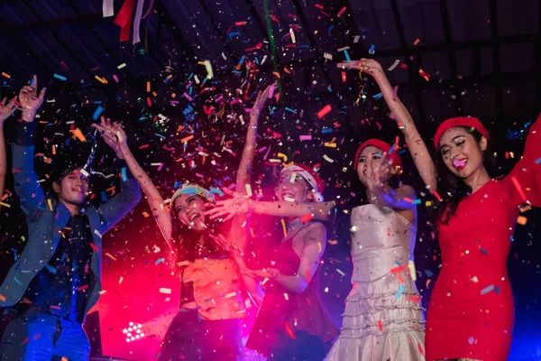 Los adolescentes están celebrando en la fiesta nocturna . — Foto de Stock