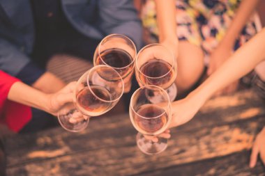 Gençlerin yeni yıl partisi kutluyoruz.