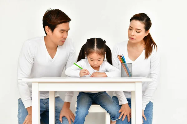 Familles dessinent des activités à la maison . — Photo