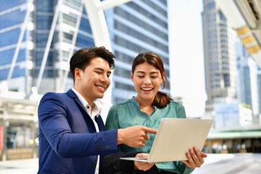 Genç iş adamları ofis dışında çalışıyoruz.