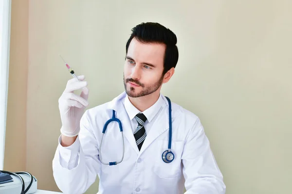 Улыбающийся доктор позирует в офисе, на нем стетоскоп. — стоковое фото