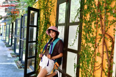 Turistler fotoğraf şehirde alıyor.