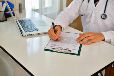 Ofiste poz doktor gülümseyen, o bir stetoskop giyiyor