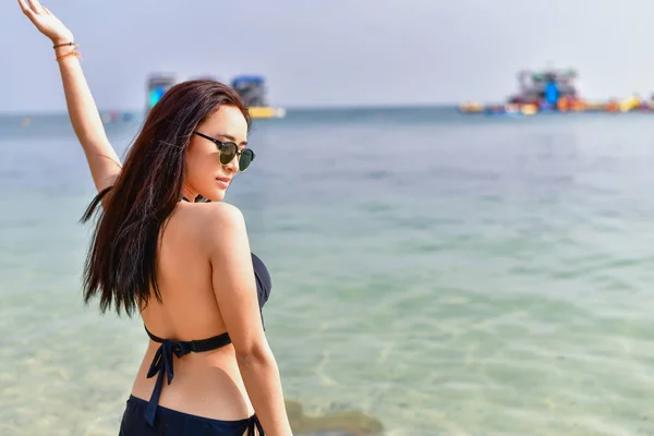 Schöne Frau im Badeanzug spielt am Strand. — Stockfoto