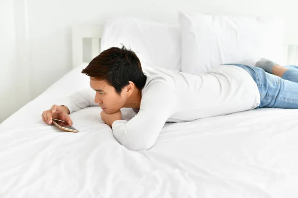 Мужчины играют в мобильный в спальне . — стоковое фото