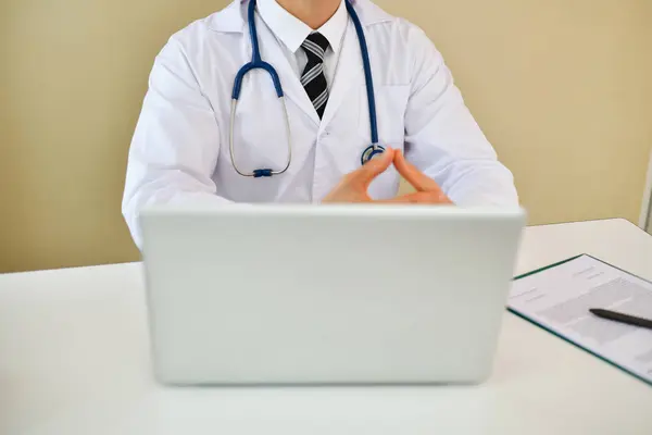 Médico sonriente posando en la oficina, lleva un estetoscopio — Foto de Stock
