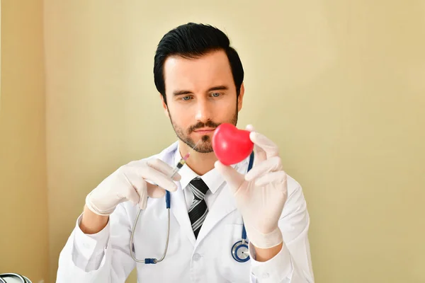 Médico sorridente posando no escritório, ele está usando um estetoscópio — Fotografia de Stock