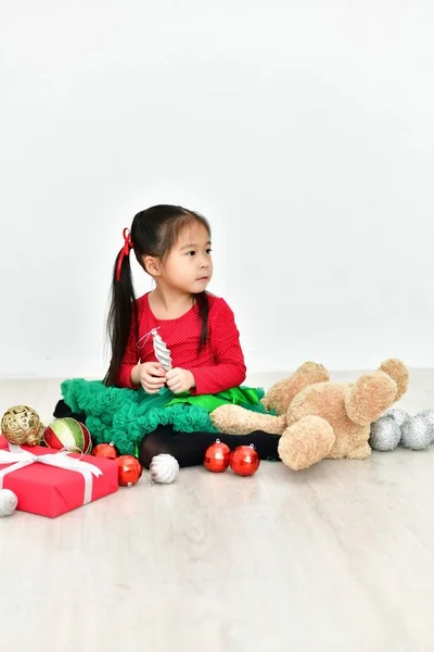 Маленькая девочка празднует Рождество с красным платьем Санты . — стоковое фото