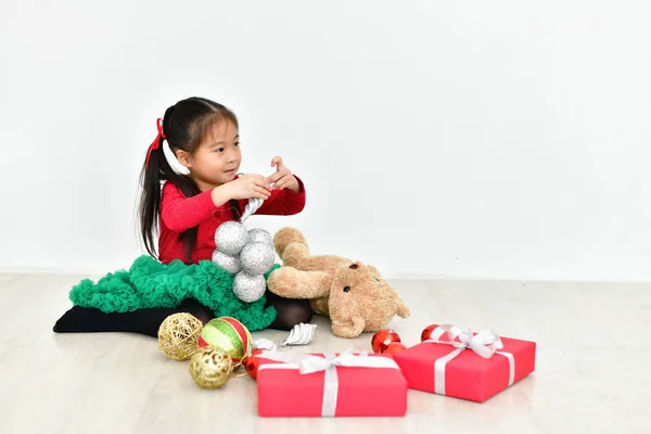 Маленькая девочка празднует Рождество с красным платьем Санты . — стоковое фото