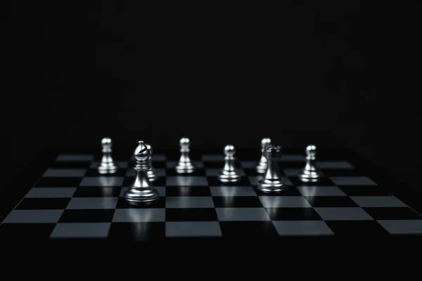 Leadership Concepts, Chess is a leader, Jeu d'échecs sur une ba noire — Photo
