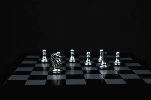 Leadership Concepts, Chess is a leader, Jeu d'échecs sur une ba noire — Photo