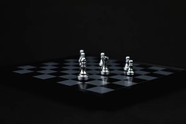 Ledarskap begrepp, schack är en ledare, schackspel på en svart ba — Stockfoto