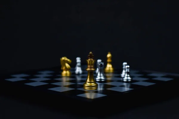 Leadership Concepts, Chess is a leader, Jeu d'échecs sur une ba noire — Photo