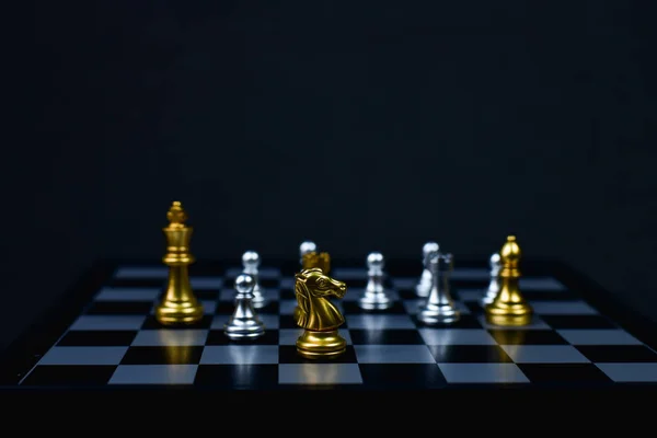 Conceitos de Liderança, Xadrez é um líder, jogo de xadrez em um ba preto — Fotografia de Stock