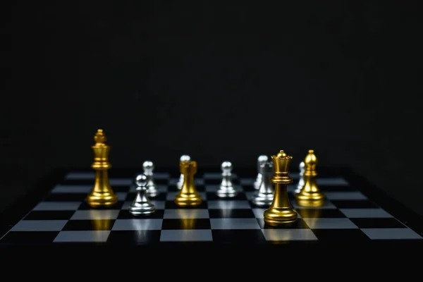 リーダーシップの概念、チェスはリーダー、黒 ba のチェスのゲーム — ストック写真