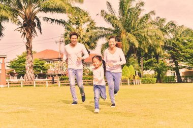 Anne ve kızı parkta yürüyüşe.