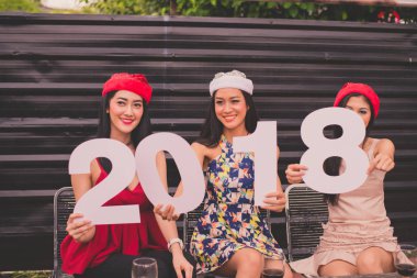 Gençlerin yeni yıl partisi kutluyoruz.