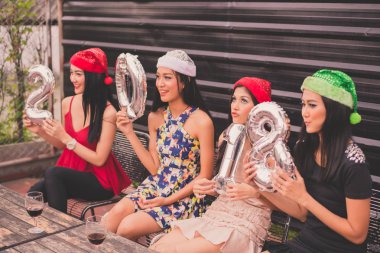 Gençlerin yeni yıl partisi kutluyoruz.