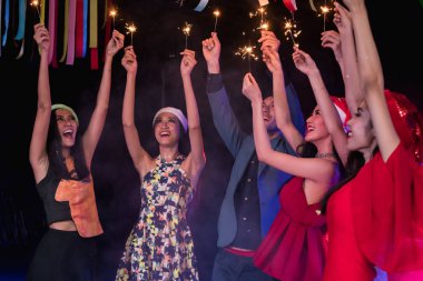 Gençler gece partide kutluyoruz.