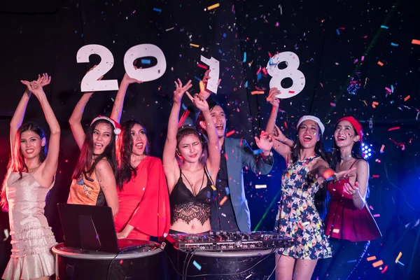 Los adolescentes están celebrando en la fiesta nocturna . — Foto de Stock