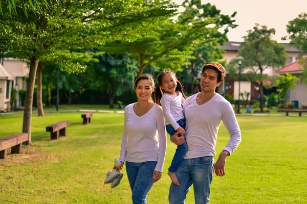 Родители и дочери выходят на прогулку в парк . — стоковое фото