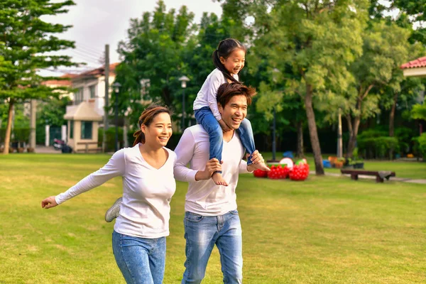 Rodzice i córkami pójść na spacer w parku. — Zdjęcie stockowe