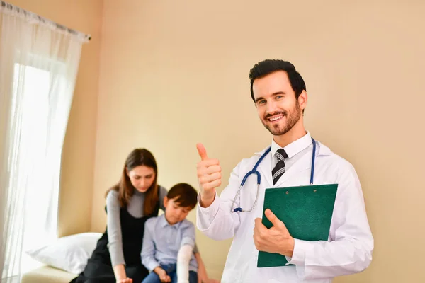 Médico sorridente posando no escritório, ele está usando um estetoscópio — Fotografia de Stock