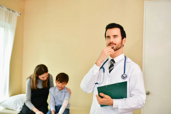 Médico sorridente posando no escritório, ele está usando um estetoscópio — Fotografia de Stock