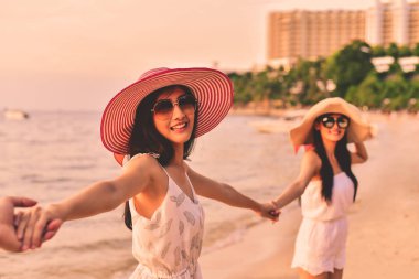 Güzel kız sahilde mutlulukla yürüyor.