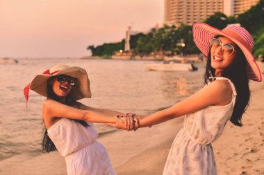 Güzel kız sahilde mutlulukla yürüyor.