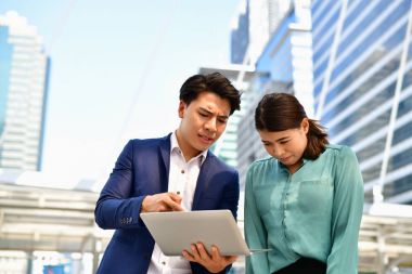 İş adamları onların takipçileri çalışmalarını suçluyorsun.