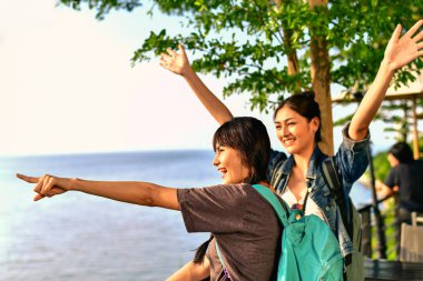 Güzel kız sahilde mutlulukla yürüyor.