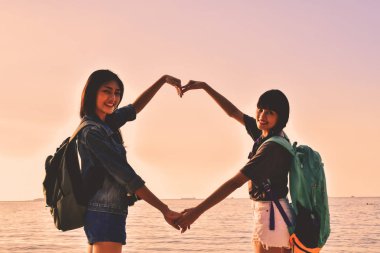 Güzel kız sahilde mutlulukla yürüyor.