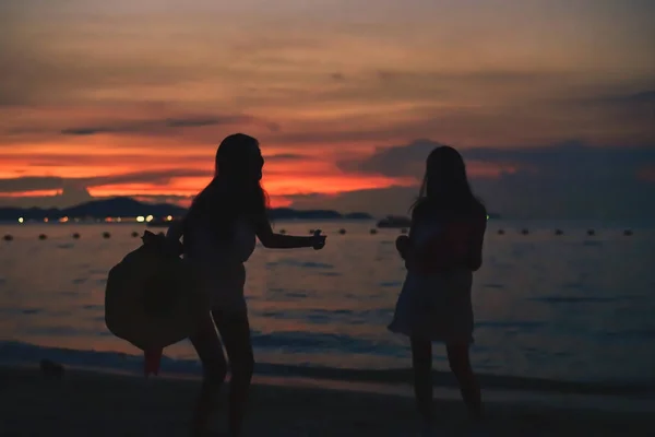 Imagem desfocada, mulher despreocupada feliz desfrutando de pôr do sol bonito em — Fotografia de Stock