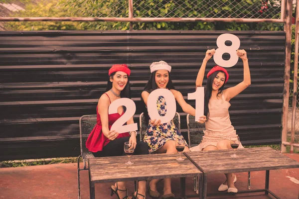 Los jóvenes están celebrando la fiesta de Año Nuevo . —  Fotos de Stock