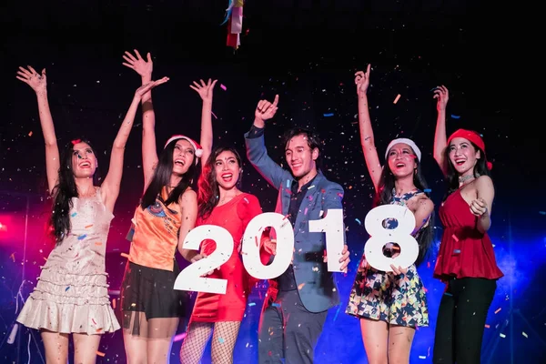 Los adolescentes están celebrando en la fiesta nocturna . — Foto de Stock