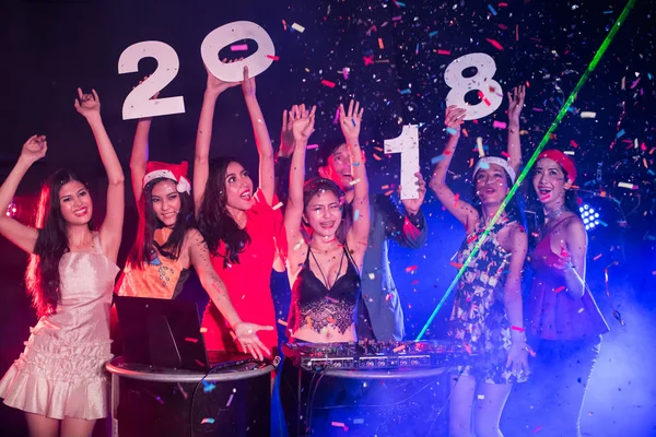 Los adolescentes están celebrando en la fiesta nocturna . — Foto de Stock